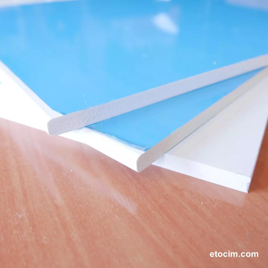 plaque-pvc-expanse-blanc-empile