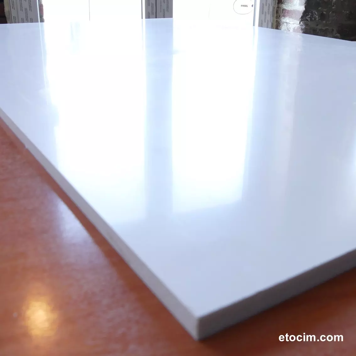 plaque-pvc-expanse-blanc-surface-lisse